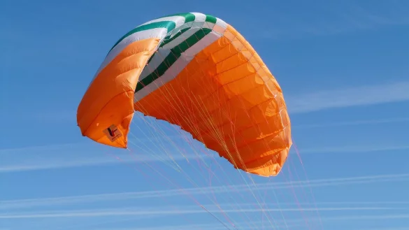 Ein Gleitschirmflieger aus dem Kreis Gütersloh ist am Brunsberg bei Höxter abgestürzt - mit tödlichen Folgen. - © Symbolbild: Pixabay