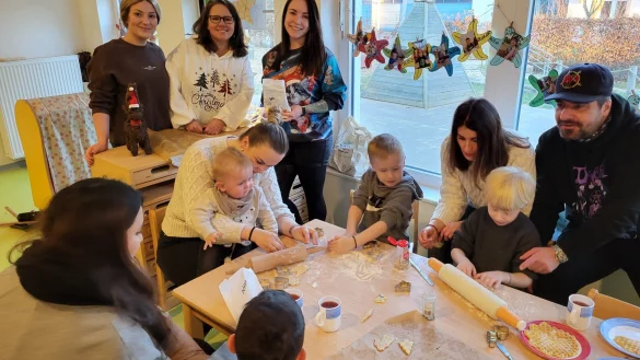 In der Keksbackstube herrscht reges Teigausstechen. Dar&uuml;ber und &uuml;ber das das gelungene "Leuchtturmzauber-Fest" freuen sich die Erzieherinnen (hinten von links) Liz Kohlenberg, Ramona Steinchen (Kita-Leiterin) und Angelina Despang (stellv. Kita-Leiterin). - &copy; Freya K&ouml;hring