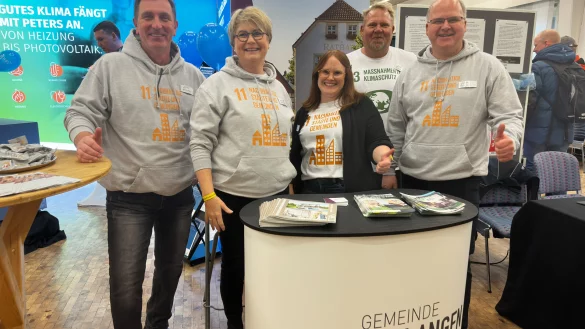 Auch das Team vom Bauamt der Gemeinde Schlangen war mit einem Stand auf der Messe vertreten (von links): Michael Weber, Gabriele M&uuml;ller-Schaffranietz, Eva-Maria Meng, Henning Schwarze und B&uuml;rgermeister Marcus P&uuml;ster. - &copy; Bildrechte: Gemeinde Schlangen