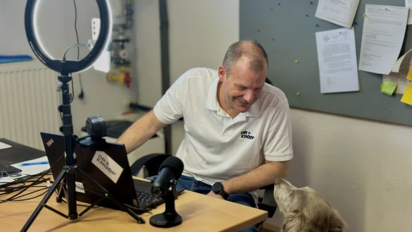 Tierarzt Stefan Knoop aus dem Kreis Paderborn ist mittlerweile ein bekannter TikTok-Creator. Gemeinsam mit H&uuml;ndin Cuna ber&auml;t er Tierhalter in einer Live-Sprechstunde. - &copy; Danielle D&ouml;rsing