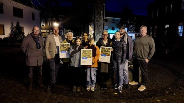 Bei der Urkunden&uuml;bergabe anl&auml;sslich der Verleihung des Westenergie Klimaschutzpreises sind dabei (von links): Thorsten Hildebrandt (Westenergie), B&uuml;rgermeister Marcus P&uuml;ster, Anna Achtstetter (Wildpflanzenfreunde Bad Lippspringe), Sch&uuml;ler Fred Dirksmeyer, Anika Hendricks (Lippe im Wandel), Sch&uuml;lerin Frida Patz, Vera Rolf (Kita Gartenstra&szlig;e), Anne Schulz und Kai Ruppel (beide Grundschule Schlangen) und Klimaschutzmanager Henning Schwarze. - &copy; Westenergie