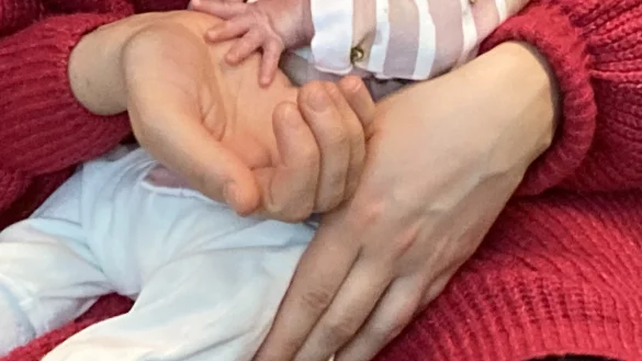 Das kleine Mädchen in den Armen seiner Mutter. - © Matthias Bungeroth