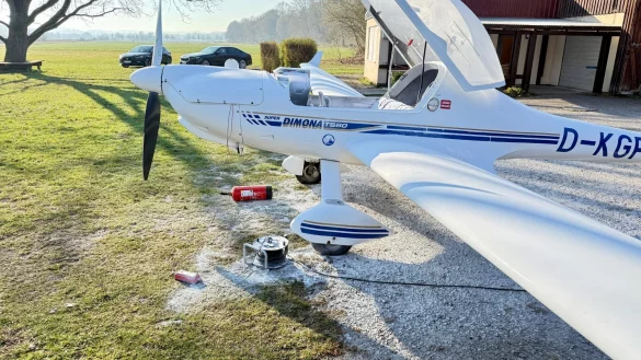 So fanden Vereinsvorstand und Polizei am Morgen den Motorsegler vor dem Hangar am Warburger Fluggel&auml;nde zwischen Ossendorf und Wethen vor. - &copy; Mark Lohe
