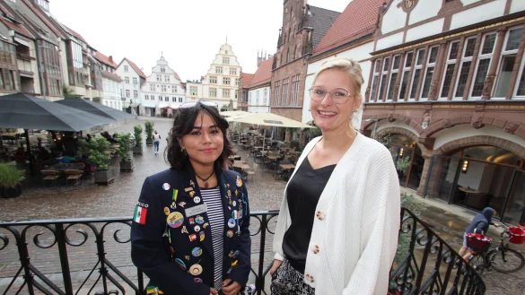 Monserrat Santos Mart&iacute;nez (links) steht mit Rabea Kruel vom Rotary-Club Lemgo-Hanse an einer zentraler Stelle auf dem Lemgoer Marktplatz. Die mexikanische Austauschsch&uuml;lerin tr&auml;gt ihren Rotary-Blazer mit bestimmt 50 Buttons aus allen L&auml;ndern der Welt. - &copy; Jens Rademacher