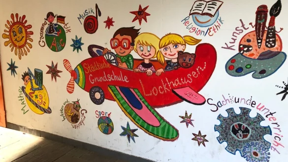 Dieses farbenfrohe Bild befindet sich an einer Wand im Au&szlig;enbereich der Grundschule Lockhausen. Der Standort soll laut Entwicklungsplanung ausgebaut werden. - &copy; Thomas Reineke