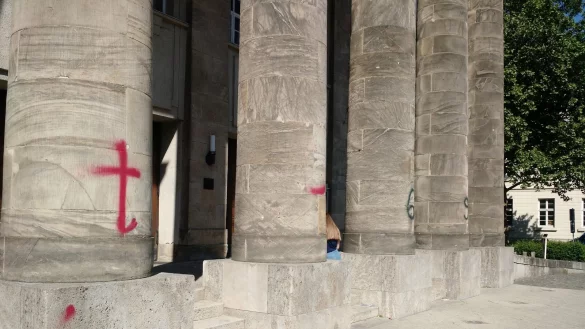 Ordnungsdienst und Polizei sollen enger zusammenarbeiten: Hier wurde das Landestheater 2018 mit Grafitti beschmiert. - &copy; Archiv: Yvonne Glandien