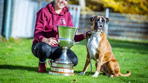 Mareike Loges und ihr Hund Calito freuen sich über den Pokal. Foto: Barbara Franke - © Barbara Franke