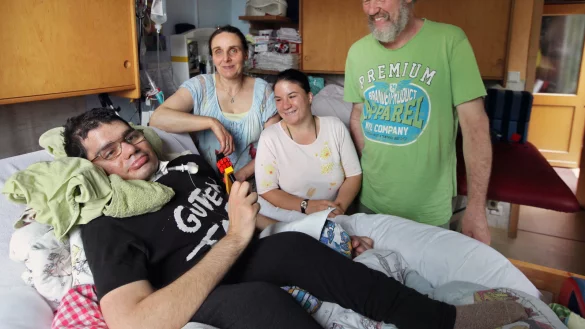 Braucht eine intensive Betreuung: Der querschnittsgel&auml;hmte Florian lebt seit 25 Jahren als Pflegekind bei Margitta und Thomas M&uuml;ller, die sich gemeinsam mit Pflegekind Maria (Mitte) um ihn k&uuml;mmern. - &copy; Bernhard Preuss