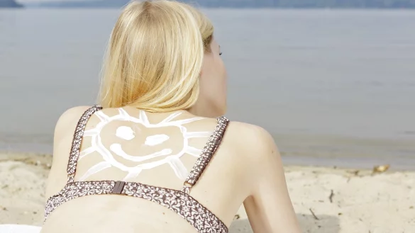 Mit Sonnencreme am Strand - &copy; Foto: Monique W&uuml;stenhagen/dpa-tmn