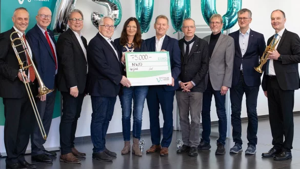 Spende: (von links) Nedeltcho Nedeltchev (NWD), Christian Becker (Vorsitzender des Vorstands der NWD Freunde), Christian K&ouml;tter-Lixfeld (Vorstandsvorsitzender der NWD-Stiftung), J&uuml;rgen M&uuml;ller (Vorsitzender des Stiftungsrat der NWD-Stiftung), Anke Theisen (B&uuml;rgermeisterin Stadt Herford), J&uuml;rgen Noch (Gesch&auml;ftsf&uuml;hrer Westfalen Weser), Andreas Kuntze (Intendant der NWD), Norbert Burmann (Stiftungsratsmitglied), Friedrich Luchterhandt (k&uuml;nstlerischer Betriebsdirektor der NWD) und Andreas Adam (NWD). - &copy; NWD