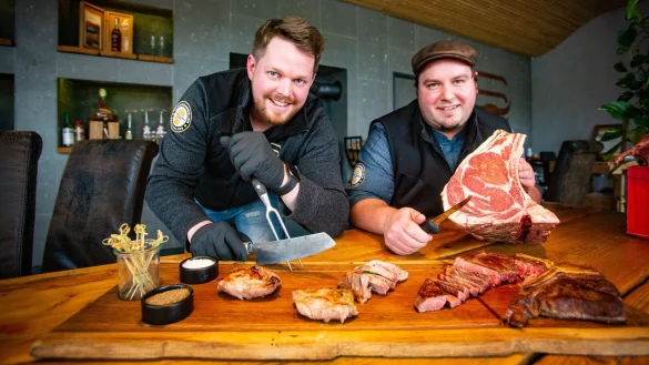 Stolze Sommeliere: Die Freunde Dominik Stollberg (l.) und Lennart Hermstein haben die Pr&uuml;fungen in der Augsburger Fleischerschule mit Bestnoten bestanden. Fleisch aus dem Supermarkt gibt es bei ihnen nicht. - &copy; Mike-Dennis Mueller