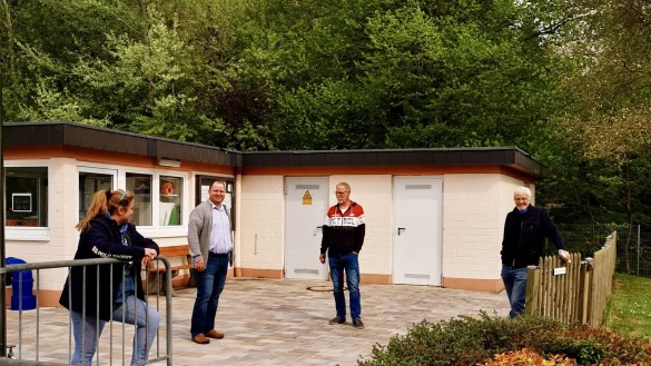 Im Freibad: (von links) Martina Manthey, Arne Brand, Klaus Brakhage und Friedhelm Jasper. - &copy; SPD Lemgo