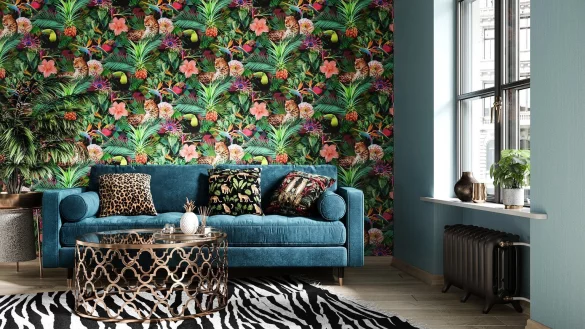 Wohnraum mit tropischer Tapete - &copy; Foto: Erismann/DTI/dpa-tmn