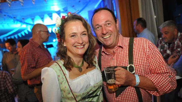 Heidi Lagemann und Rainer Schmidt haben in Talle gefeiert &ndash; zum Oktoberfest passend in Tracht. - &copy; Nicole Ellerbrake