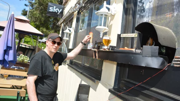 T&uuml;ftler: J&uuml;rgen Voss hat f&uuml;r seinen ungew&ouml;hnlichen Service eine stabile Rampe entlang der Fenster seines "Leierkasten" gebaut. Durch einen Tunnel, &uuml;ber dem das Foto der Kumsttonne und die Sch&uuml;tzenfahne zu sehen sind, tuckert die Bier-Bahn nach drau&szlig;en zu den G&auml;sten. Fotos: Karin Prignitz - &copy; Karin Prignitz