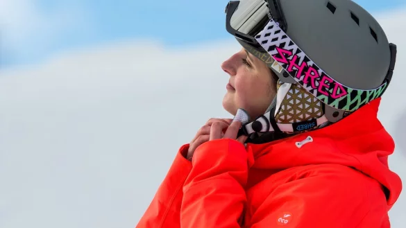Frau mit Skihelm und Skibrille - &copy; Foto: Benjamin Nolte/dpa-tmn