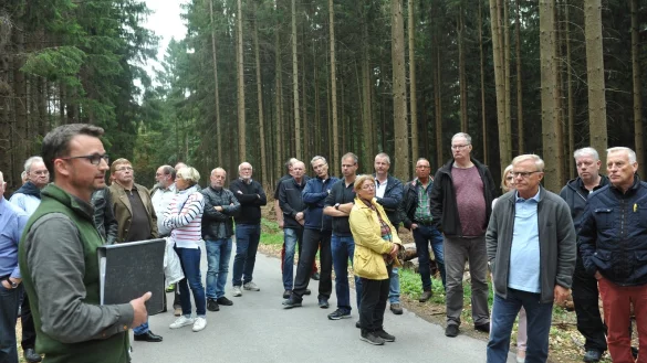 Vor-Ort-Termin: F&ouml;rster Alexander von Leffern (links) erkl&auml;rt den Mitgliedern des Ausschusses den Zustand des Waldes im Krebsbachtal. - &copy; Nicole Ellerbrake
