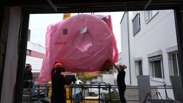 Der neue Magnetresonanztomograph schwebt am Kran ins Klinikum Lemgo. - © Klinikum Lippe