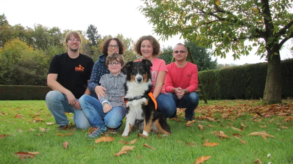 Mio hat den Australian Shepherd schon fest in sein Herz geschlossen. Der Junge hofft, dass das Tier ab n&auml;chstem Jahr dauerhaft bei
den H&ouml;ltkes bleiben kann. Mit im Bild (von links) Ulrich Zander, Tanja H&ouml;ltke, Rabea H&ouml;ltke und Stefan H&ouml;ltke. - &copy; Foto: Wolfgang Becker
