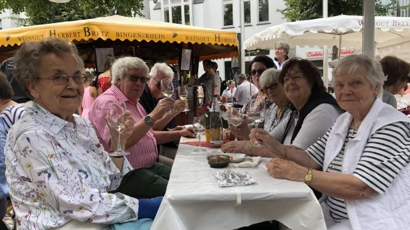 Stammgäste: (links, von vorne) Erna Bökehof, Jürgen Mirbach und Wolfgang Wehmeier sowie Elisabeth Wöhler, Rita Jost, Ingrid Wehmeier und Hanni Mirbach (rechts, von vorne) prosten sich auf dem Salzhof zu. - © Sven Kienscherf