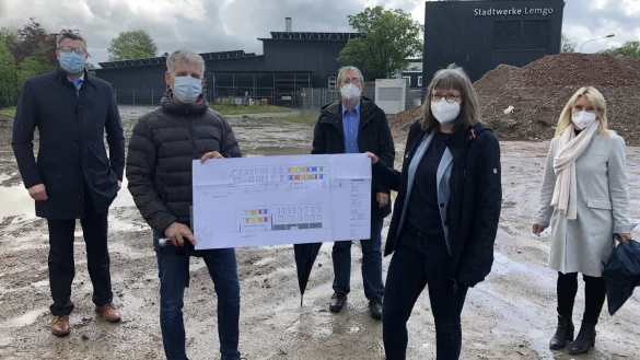 Auf den baldigen Baustart am Bruchweg freuen sich (von links) Philipp Messling von der Sparkasse, B&auml;ckerei-Gesch&auml;ftsf&uuml;hrer Bernd Krome, von der Stiftung Eben-Ezer Vorstand Udo Zippel und Bereichsleiterin Kinder und Jugendliche Sabine Menzel sowie Kerstin Reineke von der HVO Hausverwaltung. - &copy; Till Brand