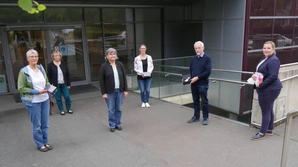 BUZ: Der Arbeitskreis ASS dankt der Dr. Ritter-Stiftung und überreicht den Einrichtungen der Frauenhilfeinfrastruktur die Sprachübersetzungsgeräte: (von links) Corinna Brase (Klinikum Lippe Detmold), Elke Wachtmann (Kreispolizeibehörde Lippe), Dr. Dorothea Möller (Klinikum Lippe Detmold), Stefanie Nowak-Thormälen (AWO Frauenhaus Lippe), Günther Kuhlemann (Dr. Ritter Stiftung) und Nicole Krüger (Kreis Lippe)(es fehlt Solveig Kloss, Frauenberatungsstelle Alraune e.V.). - © Kreis Lippe