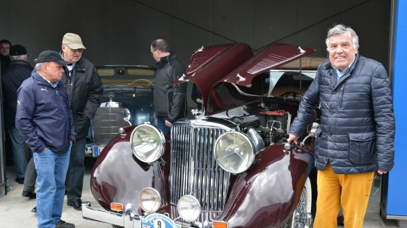 Klassische Schönheit: Für Klaus Wehrmann (70) üben die Oldtimer eine große Faszination aus. 15 der wertvollen historischen Autos haben in den vergangenen Jahrzehnten den Weg zu ihm gefunden, wie dieses Jaguar MK4 Cabriolet, das bei der Eröffnung des Oldtimer-Parks von den vielen Besuchern genau betrachtet wurde. - © Tanja Watermann
