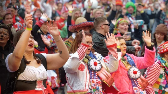 Weiberfastnacht in K&ouml;ln - &copy; Foto: Henning Kaiser/dpa