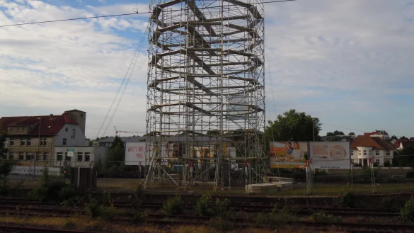 Gro&szlig;e Konstruktion: Der Ger&uuml;stturm, der auf dem Bahndamm empor ragt, simuliert die H&ouml;he des geplanten W&auml;rmespeicherturms. - &copy; Dominik Tegeler