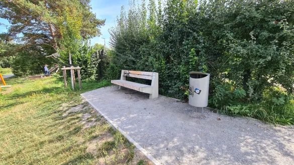 Die Bänke und Mülleimer im Auenpark sind in den vergangenen Monaten mehrfach beschädigt oder mit Farbe beschmiert worden. - © Nadine Uphoff