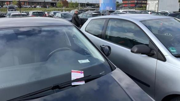 Hier liegt fälschlicherweise das Busticket hinter der Windschutzscheibe. Dafür gibt es ein "Knöllchen". - © Jana Beckmann