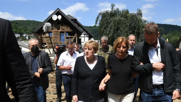 Angela Merkel im Hochwassergebiet - &copy; Foto: Christof Stache/POOL AFP/dpa