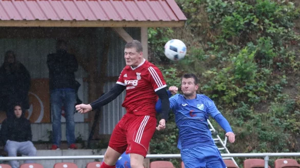 Barntrups Leon Baumeister (links) geht als Sieger gegen Gordon Kral hervor und verl&auml;ngert den Ball auf einen Mitspieler. - &copy; Oliver K&ouml;nig