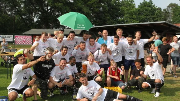 Das Team um Spielführer Johann Felker (vorne, rechts) feiert die Titelverteidigung. Am Samstag standen zudem im Kader: Marcel Zimmer, Cedrik Albrecht, Tobias Stork, Tim Smithen, Enis Cömert, Julien Will, Christian Schiprowski, Bressa De Monteiro, Julian Brune, Johann Sinner, Jan Goldammer, Christoph Rüschenpöhler, Jan Hilbrink, Erdem Cömert und Philip Wichmann. - © Sebastian Lucas