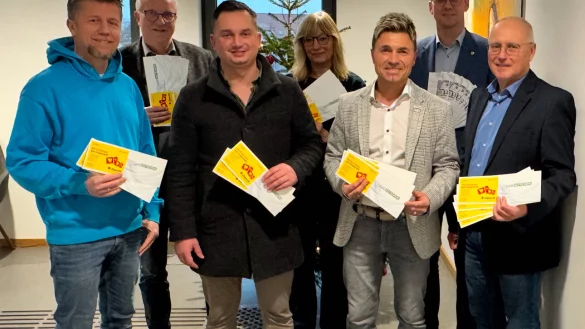 Thomas Assmann (von links), Dirk Pahmeier, Kevin Schulz, Maria Kiehl-Hamann,
Andreas Epp, Michael Kalkreuter und Frank Rayczik bei der Spenden&uuml;bergabe. - &copy; Bildrechte: Aufbruch C