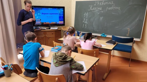 Im Kinderheim wird diszipliniert gelernt. Lehrerin Lucia ist mit der Gruppe aus Mariupol geflohen. Die Lernplattform ist zugeschaltet, der Unterricht der Ukraine l&auml;uft &ndash; Mathematik. - &copy; Astrid Sewing