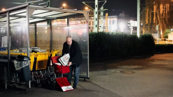 Thorsten Sudek ist seit 23 Jahren als Zeitungsbote für die "Neue Westfälische" unterwegs - © Patrick Pollmeier