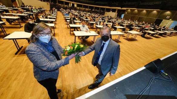 Gl&uuml;ckwunsch: Andreas R&uuml;ther gratuliert Angelika Westerwelle. Sie ist die Kandidatin der CDU f&uuml;r den Bundestag. - &copy; Foto: Andreas Zobe/NW
