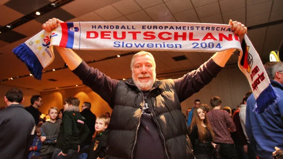 Da ist der Siegerschal: J&uuml;rgen Meier zeigt seinen Deutschland-Schal von 2004. - &copy; J&ouml;rg Hagemann