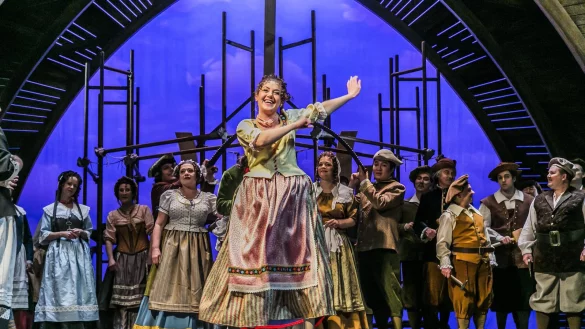 Tanzt sich fr&ouml;hlich in den Vordergrund: Katharina Ayiba als Marie, die Nichte des B&uuml;rgermeisters, in einer Spielszene der mitrei&szlig;enden Auff&uuml;hrung des Ensembles im Landestheater in Detmold. - &copy; Foto: Landestheater/Quast