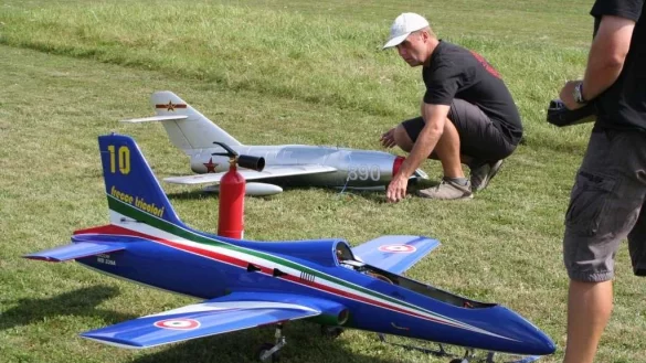 Eldorado für Modellflieger aus ganz Deutschland: das Fluggelände in Schlangen. - © Privat
