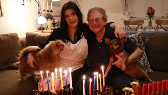 Megan Marie Hart (links) und Joanne Herzberg feiern zusammen Hanukkah. Jeden Abend wird eine der acht Kerzen in ihren Menoras angezündet. Die neunte Kerze, der Schamasch, dient nur zum Anzünden der anderen. - © Yvonne Glandien