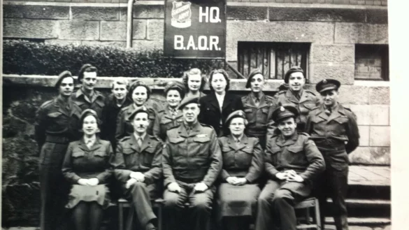Uniformierte Briten vor einem Schild mit dem Schriftzug Salvation Army (Heilsarmee) und BAOR (kurz für British Army of the Rhine) in der Bismarckstraße. - © Archiv Stefan Wiesekopsieker