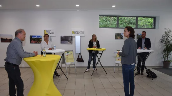 LZ-Redakteurin Katrin Kantelberg (2. von rechts) spricht mit den Kandidaten (von links) Martin Grohnert (SPD), Ewa Hermann (Gr&uuml;ne), Michaela Lehnert (parteilos) und Friso Veldink (CDU) &uuml;ber D&ouml;rentrups Zukunft. - &copy; Raphael Bartling