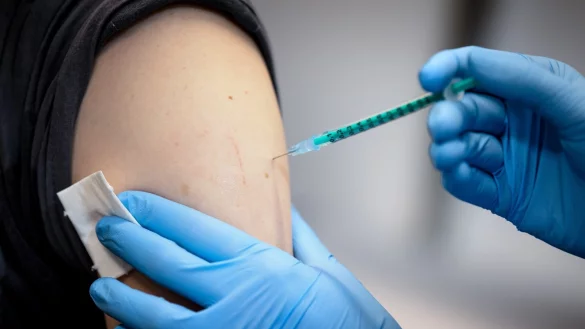 In allen lippischen Kommunen soll es die Möglichkeiten für Drittimpfungen geben. - © Sina Schuldt/dpa