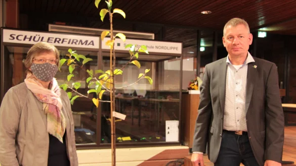 Monika Rehmert erh&auml;lt von ihrem Nachfolger im B&uuml;rgermeisteramt zum Abschied einen Apfelbaum. - &copy; Carolin Brokmann-F&ouml;rster