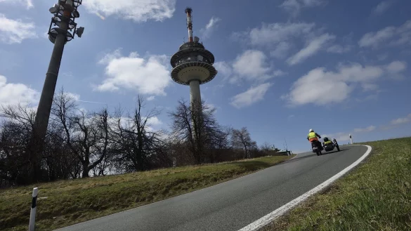 Der K&ouml;terberg ist f&uuml;r Motorradfahrer ein beliebtes Ausflugsziel. Der Bundesrat fordert wegen des L&auml;rms j&uuml;ngst ein Fahrverbot am Sonntag. F&uuml;r die Gastronomie auf dem K&ouml;terberg h&auml;tte dies fatale Folgen. 80 Prozent der G&auml;ste sind Biker. - &copy; Archivfoto: LZ