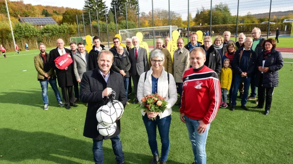 Strahlende Gesichter bei der Einweihung in Langenholzhausen: (vorne, von links) Bürgermeister Mario Hecker, Cornelia Rehse, Vorsitzende TuS Langenholzhausen, Jürgen Heinz, Vorsitzender FC Unteres Kalletal. - © Nicole Ellerbrake