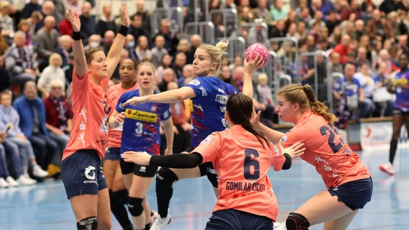 Und Alexia Hauf (Mitte) findet doch die L&uuml;cke. Die Blombergerin setzt sich gegen die Neckarsulmerinnen Munia Smits, Gomilar Zickero und Nina Engel (von links) durch. - &copy; Paul Cohen