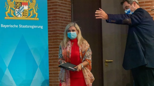 Melanie Huml (l, CSU), Staatsministerin f&uuml;r Gesundheit und Pflege, und Markus S&ouml;der (CSU), Ministerpr&auml;sident von Bayern, auf dem Weg zu einer gemeinsamen Pressekonferenz. - &copy; Peter Kneffel/dpa